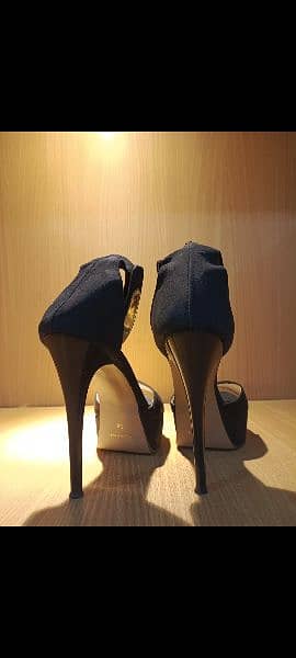 black high heel 1