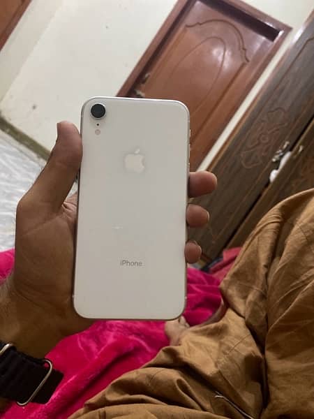 iPhone XR 64gb pta block white colour 1