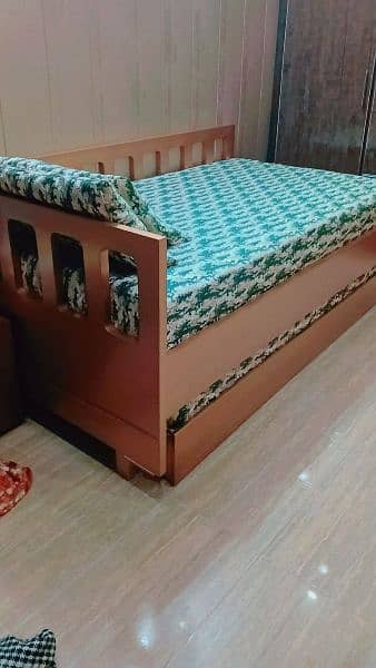 Kids ralling bed 2 in 1 new condition. 5
