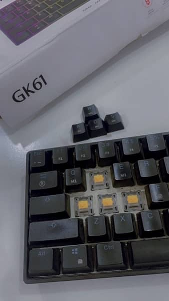 gk61 gaming mechanical keyboard yellow switches 10/10 with box 1