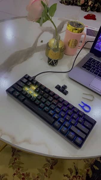gk61 gaming mechanical keyboard yellow switches 10/10 with box 2