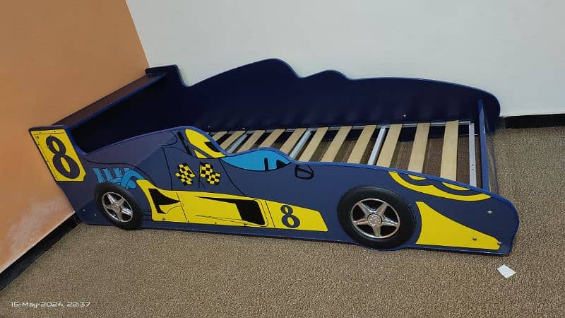 Kids Car Bed almost New 1