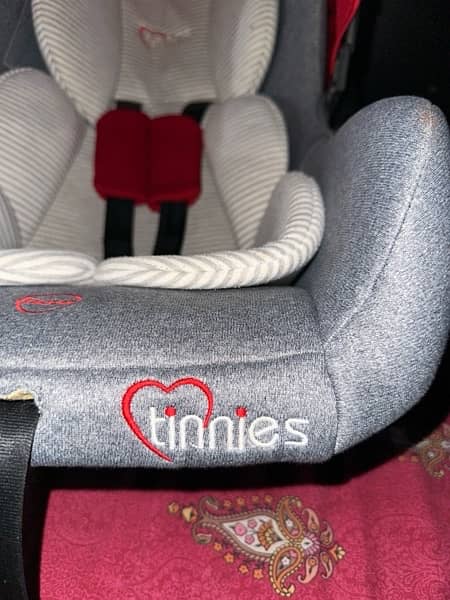 tinnies carry cot in good condition 5