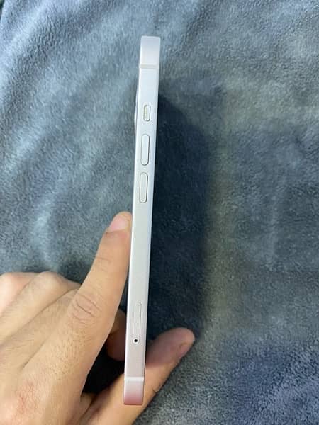 Iphone 13JV 256gb(white) 98% battery health. (100% Waterpack 5