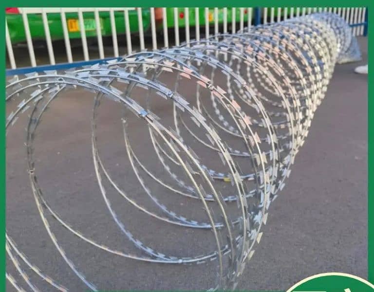 500rs Razor Wire  Galvanized Front Facing Wall Fence Security 1