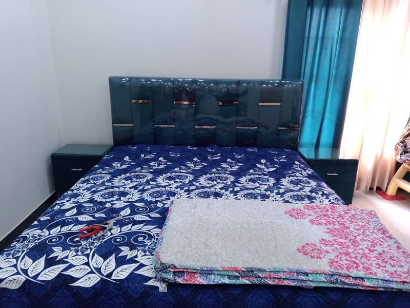 full poshish king size double bed with 2 side table velvet clothes 6