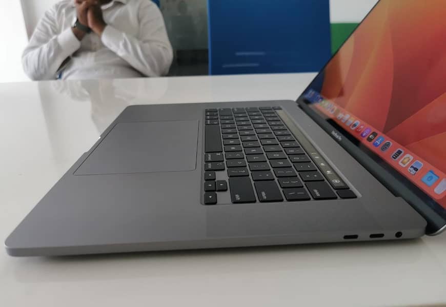 Macbook Pro 2017 Core i7 Touchbar 4GB AMD Dedicated 16" Retina Display 1