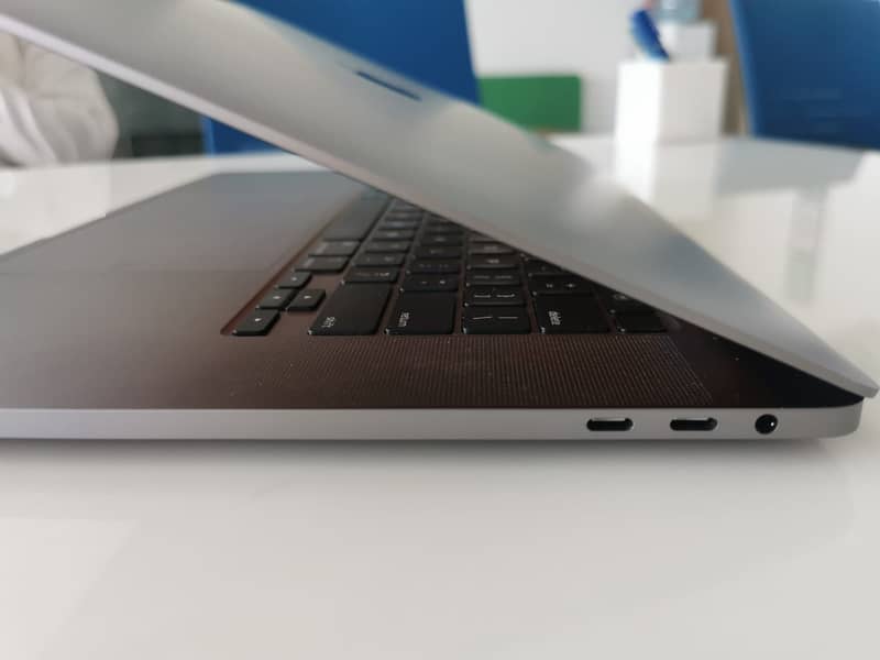 Macbook Pro 2017 Core i7 Touchbar 4GB AMD Dedicated 16" Retina Display 2