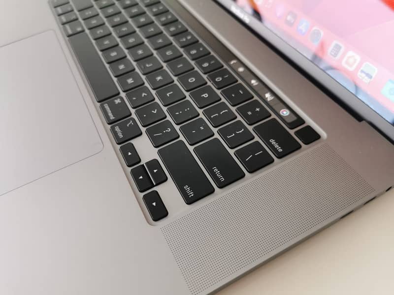 Macbook Pro 2017 Core i7 Touchbar 4GB AMD Dedicated 16" Retina Display 5