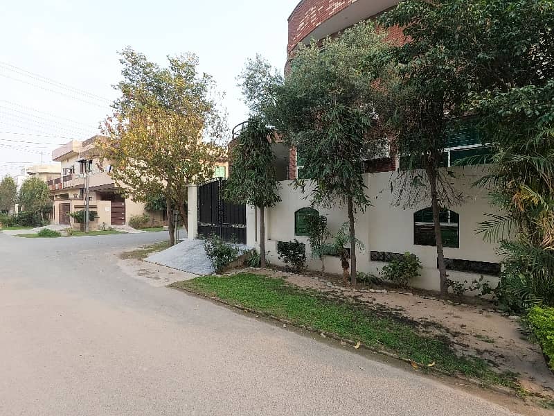 Corner 10 Marla House For sale In The Perfect Location Of Wapda Town Phase 1 - Block K2 1