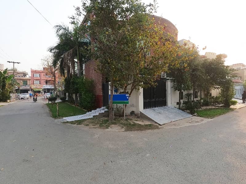 Corner 10 Marla House For sale In The Perfect Location Of Wapda Town Phase 1 - Block K2 3
