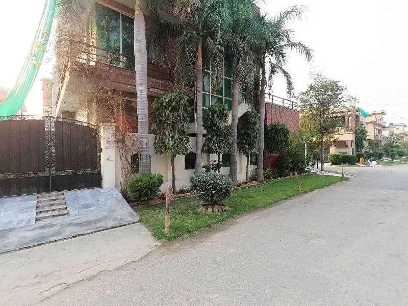 Corner 10 Marla House For sale In The Perfect Location Of Wapda Town Phase 1 - Block K2 5