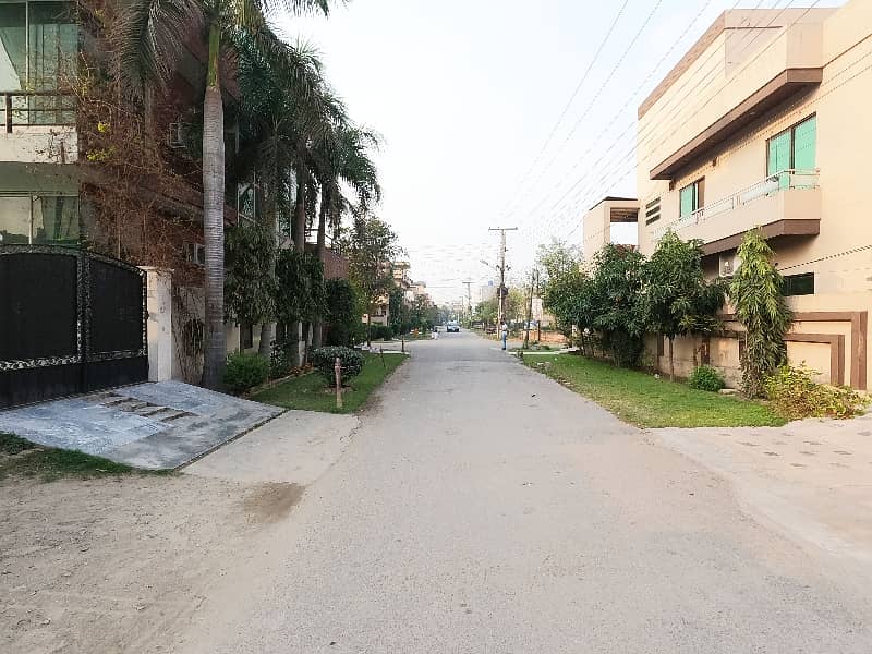 Corner 10 Marla House For sale In The Perfect Location Of Wapda Town Phase 1 - Block K2 6