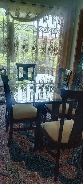 6 seater dining table in new condition 1