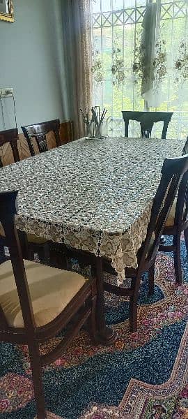 6 seater dining table in new condition 2