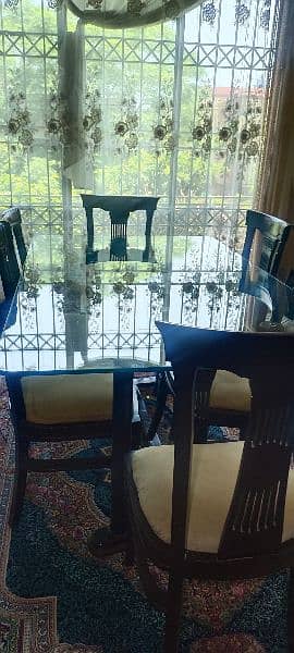 6 seater dining table in new condition 3