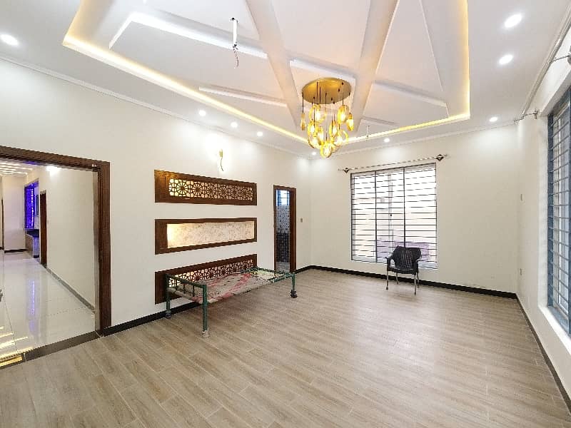 On Excellent Location 1 Kanal House For sale In The Perfect Location Of Airport Housing Society - Sector 1 7
