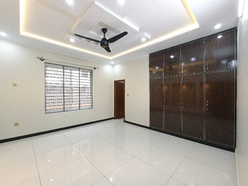 On Excellent Location 1 Kanal House For sale In The Perfect Location Of Airport Housing Society - Sector 1 13