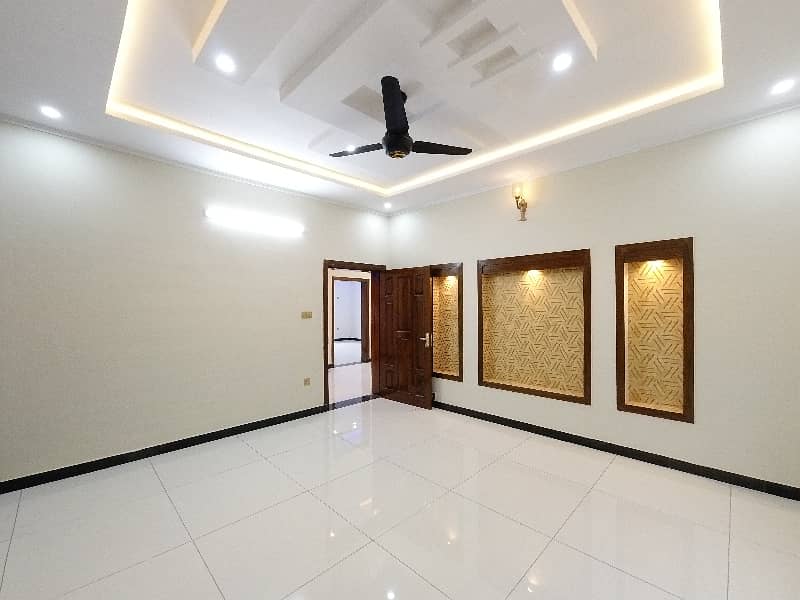 On Excellent Location 1 Kanal House For sale In The Perfect Location Of Airport Housing Society - Sector 1 15