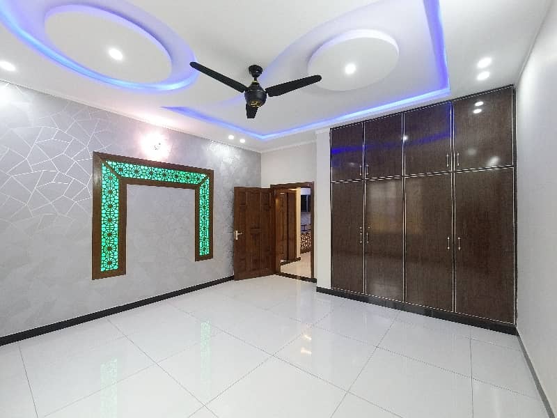 On Excellent Location 1 Kanal House For sale In The Perfect Location Of Airport Housing Society - Sector 1 16