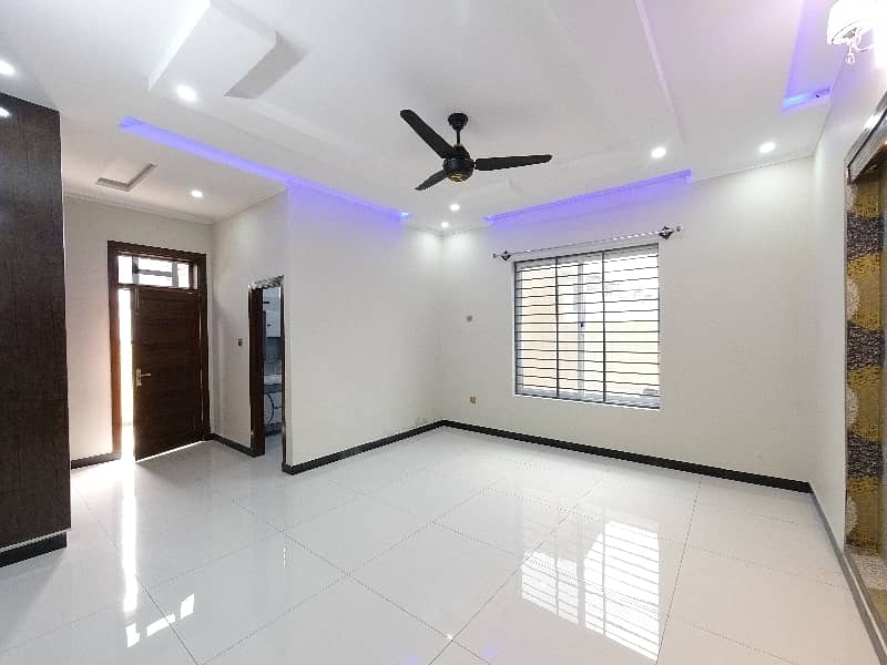 On Excellent Location 1 Kanal House For sale In The Perfect Location Of Airport Housing Society - Sector 1 18