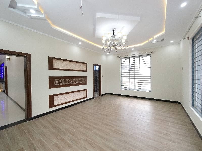 On Excellent Location 1 Kanal House For sale In The Perfect Location Of Airport Housing Society - Sector 1 26