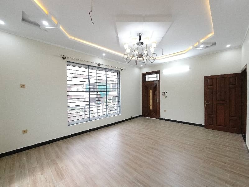On Excellent Location 1 Kanal House For sale In The Perfect Location Of Airport Housing Society - Sector 1 27