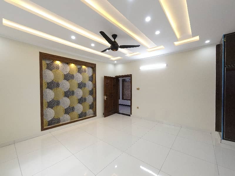 On Excellent Location 1 Kanal House For sale In The Perfect Location Of Airport Housing Society - Sector 1 33