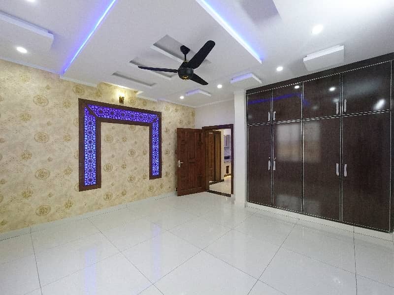 On Excellent Location 1 Kanal House For sale In The Perfect Location Of Airport Housing Society - Sector 1 36