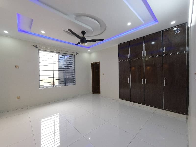 On Excellent Location 1 Kanal House For sale In The Perfect Location Of Airport Housing Society - Sector 1 38