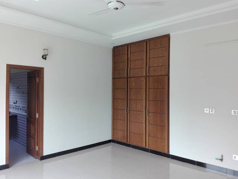 Centrally Located Lower Portion Available In Satellite Town Block E For Rent 4