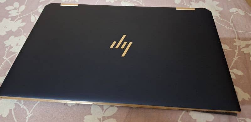 HP SPECTRE 13.5 X360 BLACK WITH GOLDEN EDGES 10