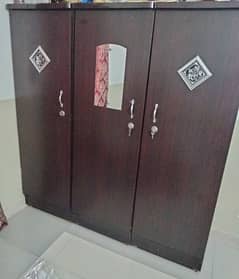 3doors wardrobe in excellent condition and Dressing