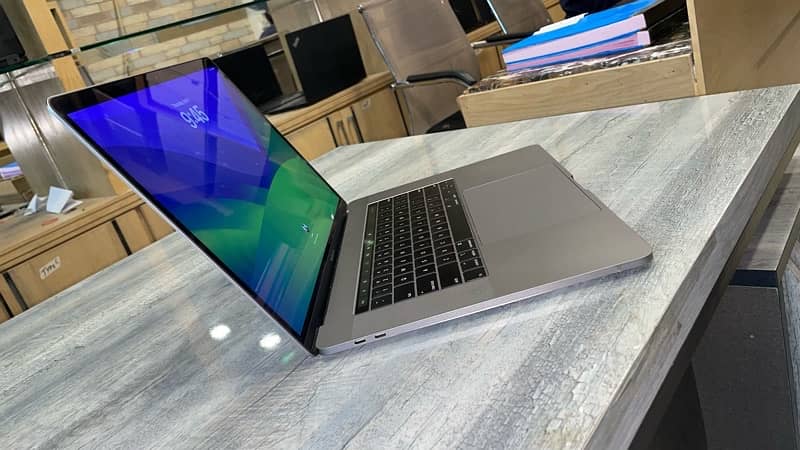 Macbook Pro 2019 i9 7