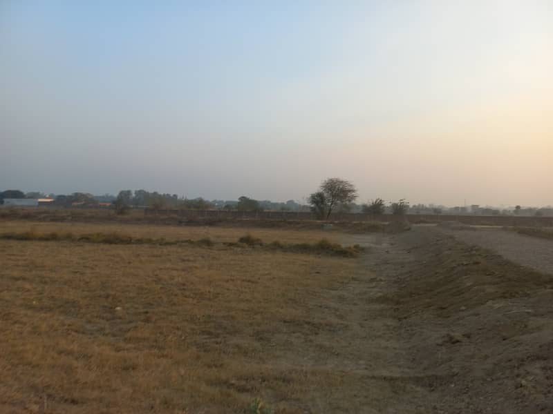 10 MARLA PLOT AVAILABLE FOR SALE ON GOOD LOCATION L-1340 1