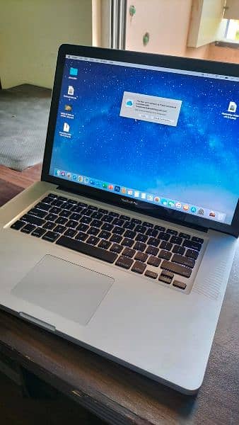 Apple MacBook pro core i7 15inch display 1