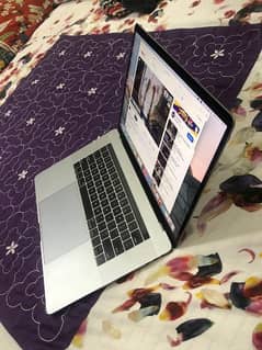 Macbook Pro 2017 15" cori7,16,500,4gb