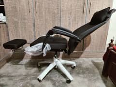 ERGONOMIC GAMING CHAIR WITH FOOTREST (BRAND NEW)