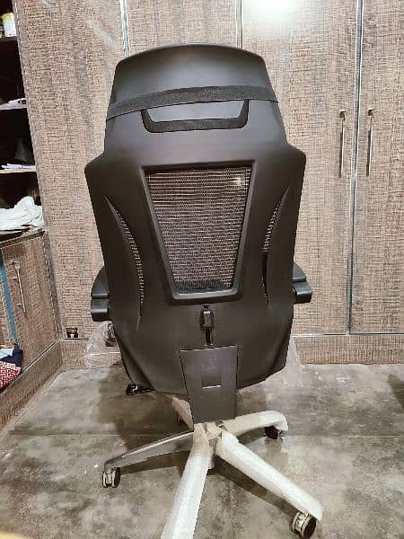 ERGONOMIC GAMING/OFFICE CHAIR WITH FOOTREST (BRAND NEW) 2