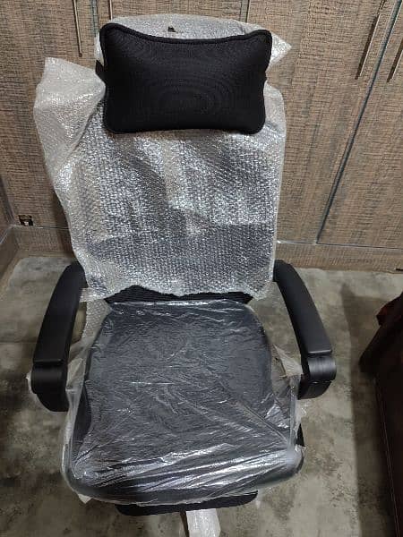 ERGONOMIC GAMING/OFFICE CHAIR WITH FOOTREST (BRAND NEW) 3