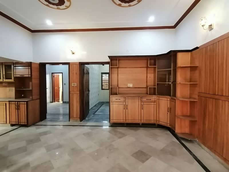 In Gulberg Upper Portion For Rent Sized 8 Marla 4