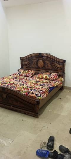 WOOD BED WITH METTRIS GOD CONDITON BED 0