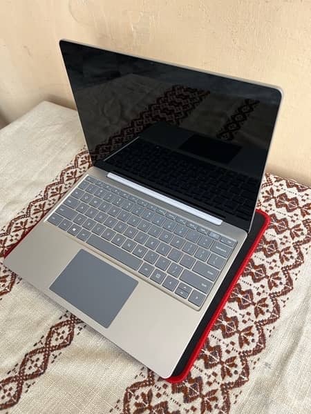 Microsoft Surface Laptop Go i5 10th gen same like macbook 2