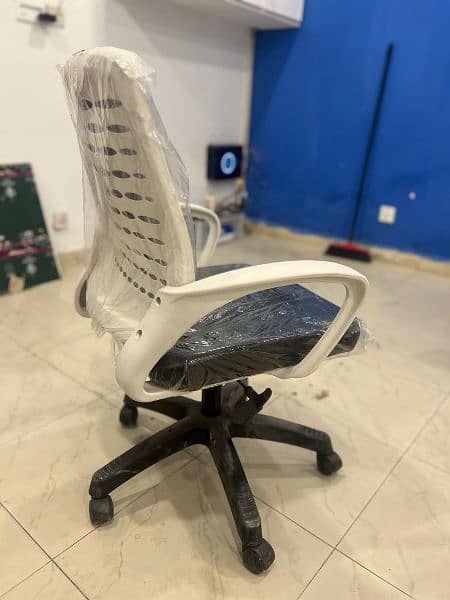 5 Office Chairs White Excellent Quality 3