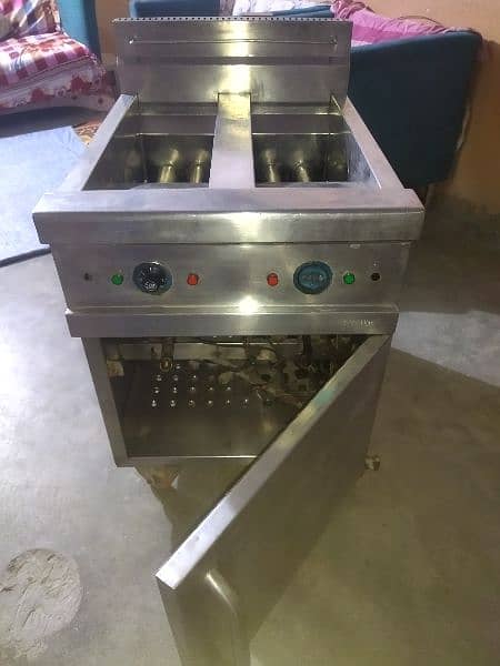 Fryer 16ltr, Hotplate, Cutting Tableb & Mince Machine 8