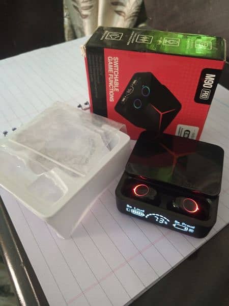 M90 Earbuds Box open 1