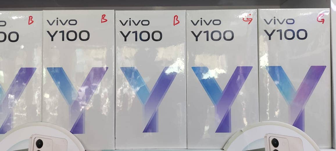 Y100 (8+256) box pack 1 year warrenty with vivo orignal PTA 2
