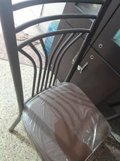 Good condition dinning table 0
