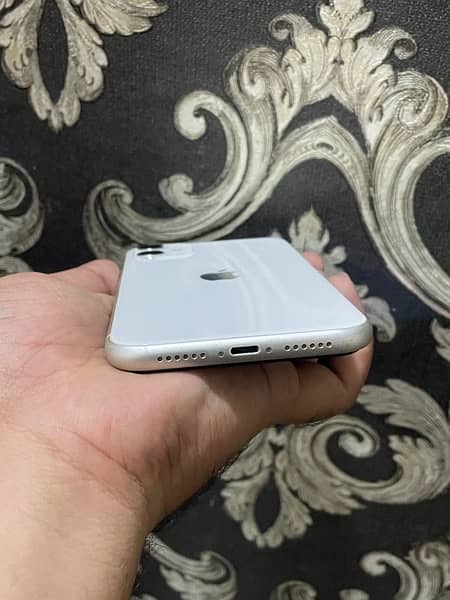 Iphone 11 Factory Unlocked 64Gb white color Non PTA 3