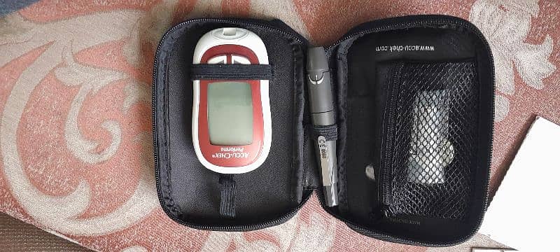 Accu-chek blood sugar monitor with box 2
